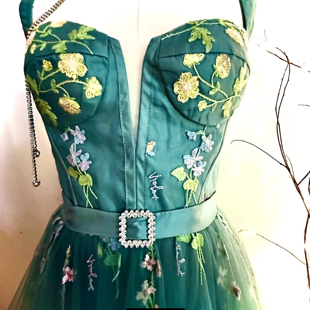 NWOT! 🔥Floral Embroidered Peacock Green Dress with Jeweled Belt, Size 8 Medium